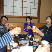 滑った後は、キノコ鍋で乾杯