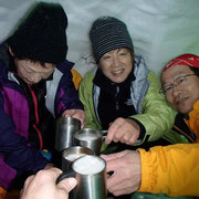 完成を祝して乾杯!