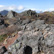 山頂、右奥が北峰