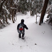 雪を踏みしめ下山