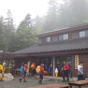 雨だけど、人がたくさん白根御池小屋