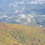 鎖場から見たゴンドラ駅方面と前山の紅葉