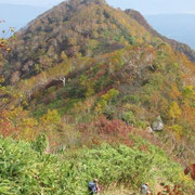 三峰分岐の手前から見た神奈山