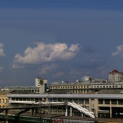 Vista trasera de la estación de Jarkiv (con el hotel Express de 16 plantas a la derecha)