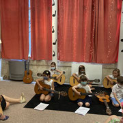 Virginie Professeur de Méli Mélo Guitare et sa classe de petits hiboux