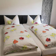Schlafzimmer mit Doppelbetten