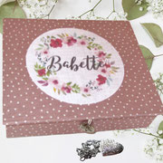 Muttertagsgeschenk, puderrosa Schmuckkästchen M romantischer Leinenstoff mit Blumenkranz, personalisiert, Blumenkranz  9 x 11 oval