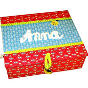  Geburtstagsgeschenk, Kinder-Schmuckschachtel M hellblau Pünktchen mit roten Ornamenten, gehäkeltem Namen, OHNE Band, personalisierbar