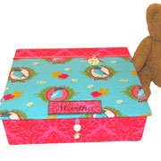  verspielte Kinder-Schmuckbox hellblau Vögelchen und pink Ornamente, personalisierbar,  Gr. S / M / L / XXL - Luxus Gr. S / M / L / XXL