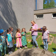 Auch die Kinder der 1a Klasse halfen mit Freude beim Einpflanzen der Kräuter!