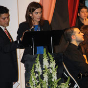 Presidenta de la Cofradía del Santo Entierro dirigiendose al público.