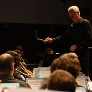 D- Francisco Calonge dirige a la Filarmónica Beethoven.