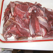 肉は厚く長めに、脂は切り取り赤身だけを使う