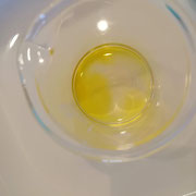 エタノールに精油を一滴垂らしたところです。精油によって広がり方が変わるので面白いです。