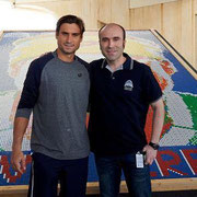 Ernesto con el tenista español David Ferrer. Por cortesía de Ernesto Fernández.