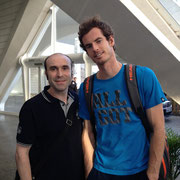 Ernesto con el tenista escocés Andy Murray. Por cortesía de Ernesto Fernández.