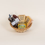 Ein Picknick ohne Schnickschnack, 1 Stück Hochmoor-Chäs halbhart, würzig-jung, 1 Stück Hochmoor-Chäs hart, mild-würzig, Toggenburger Honig, 1 Paar Rauchwürste, 1 Säckli getrocknete Zwetschgen