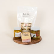 Hochmoor-Chäs mit Süss-Saurem, 1 Hochmoor-Fondue fixfertig 2 Personen, 1 Stück Hochmoor-Chäs hart, mild-würzig, 1 Glas Süss-saures, 1 Glas Curry Birnen