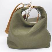 Taschenfarbe OLIV (hier Gurt abnehmbar, verstellbar, Gurtfarbe: Topanga). Tasche aus pflanzlich gegerbtem Bio Leder (Biokreis), plastikfrei, biologisch abbaubar. Gefüttert mit Leinenstoff 100% Leinen Natur, ungebleicht. 