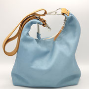 Taschenfarbe HIMMELBLAU (hier Gurt abnehmbar, verstellbar, Gurtfarbe: Topanga). Tasche aus pflanzlich gegerbtem Bio Leder (Biokreis), plastikfrei, biologisch abbaubar. Gefüttert mit Leinenstoff 100% Leinen Natur, ungebleicht. 