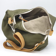 Taschenfarbe OLIV (hier Gurt abnehmbar, verstellbar, Gurtfarbe: Topanga). Tasche aus pflanzlich gegerbtem Bio Leder (Biokreis), plastikfrei, biologisch abbaubar. Gefüttert mit Leinenstoff 100% Leinen Natur, ungebleicht. 
