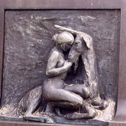 Oslo -Gustav Vigeland - Un des 60 bas-reliefs ornant le bas de la fontaine --