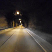 Nombreux tunnels sur cette route de montagne -