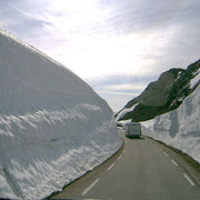 Sur la route, direction Lysebotn - Des talus de neige impressionants -
