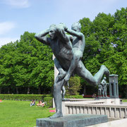 Oslo - Gustav Vigeland - Statue de bronze longeant le pont -