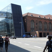Copenhague - Bibliothèque  royale "Le diamant Noir" accolée à l'ancienne -