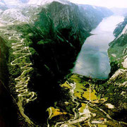  Route spectaculaire qui s'élève jusqu'à 900m par le biais de 27 virages en épingle à cheveux et qui  permet de relier Lysebotn au reste de la Norvège (doc. Wikipédia)