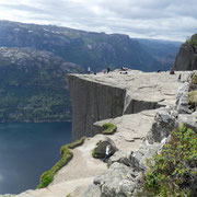 Preikestollen - Impressionnant l'arrivée sur la falaise taillée dans le roc, surplombant du haut de ses 604m le Lysefjord -