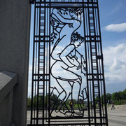 Oslo -  Une des portes( sculptée par Vigeland) donnant accès au plateau du monolith -