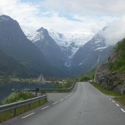 Olden - La route en direction du glacier de Briskal -