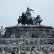 Copenhague  - Fontaine Gefion - Statue immense représentant un homme qui dompte  quatre puissants taureaux -