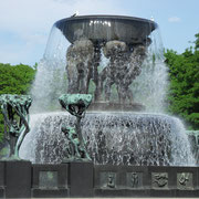 Oslo - Gustav Vigeland - La fontaine du parc - Grande vasque d'où s"écoule l"eau, soutenue par six hommes de tout âge -
