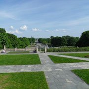 Oslo - Parc Frogner - Célèbre pour son extreaordinaire exposition en plein air des oeuvres du sculpteur Gustav Vigeland.Ce parc abrite 212 statues de bronze et de granit -