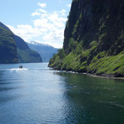 Naeroyfjord - Nous contournons la montagne Beitelen pour rejoindre l'Aurlandfjord -