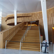 Oslo - L'Opéra - Le hall d'entrée où l'on découvre une énorme spirale  constituée de bandes de chêne doré et abritant les trois scènes  -