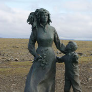 Ile de Mageroy - Statue "La Mère et l'Enfant": oeuvre d'Eva Rybakken -