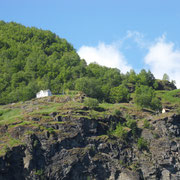 Aurlandfjord - Sur les falaises escarpées des fermes -