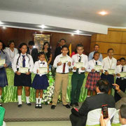 Mejores estudiantes del Cantón Pichincha (Manabí, Ecuador) galardonados por el Municipio.