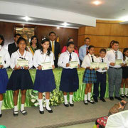 Mejores estudiantes del Cantón Pichincha (Manabí, Ecuador) galardonados por el Municipio.