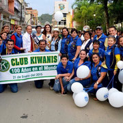 Socios e invitados de los clubes Kiwanis de Chone muestran un cartel anunciando el centenario de su matriz internacional. Les acompaña el alcalde Deyton Alcívar.