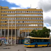 Dieses Hochhaus beherbergt u.a. den Ticketschalter der Busgesellschaft TükeBusz