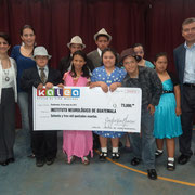 Lorena Forno, del Instituto Neurológico de Guatemala, Alejandra Grajeda y Roberto Leal, representantes de Kalea, junto a los niños beneficiados del ING.