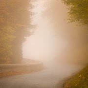kronkelweg met mist in de franse alpen