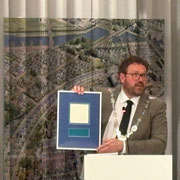De burgemeester toont het kunstwerk van Harrie Agema