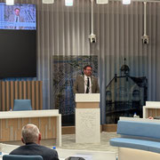 Burgemeester Maarten Poorter opent de vergadering 