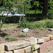 Trockenmauer mit Bepflanzung in den Mauerspalten und auf dem Sonnendeck
